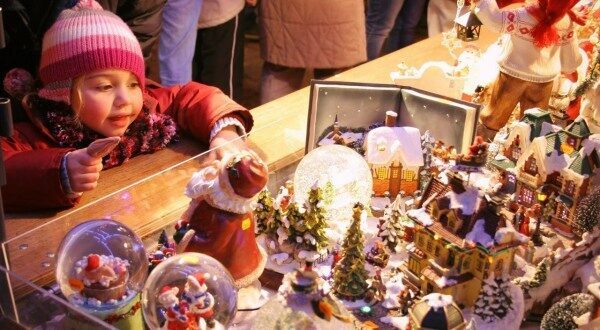 На юге Петербурга загорелась рождественская ярмарка