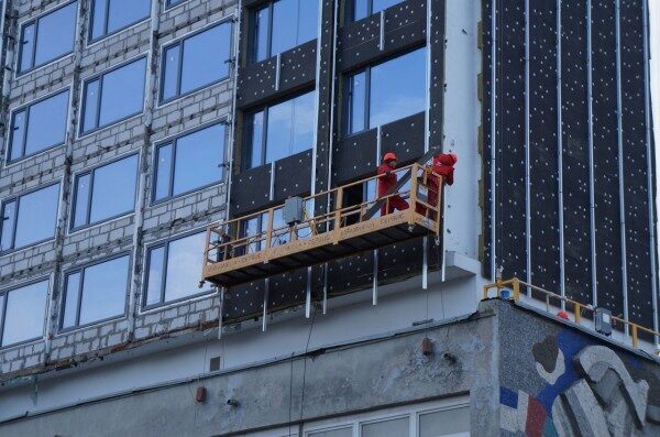 На юго-западе Москвы строительная люлька с рабочим упала с высоты