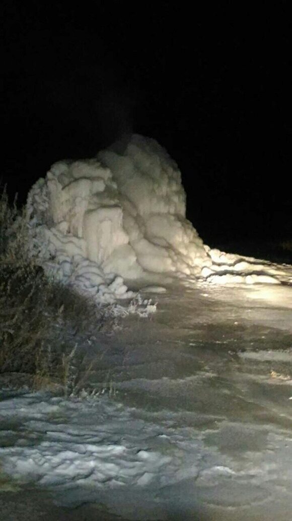 На границе Копейска и Челябинска забил ледяной фонтан