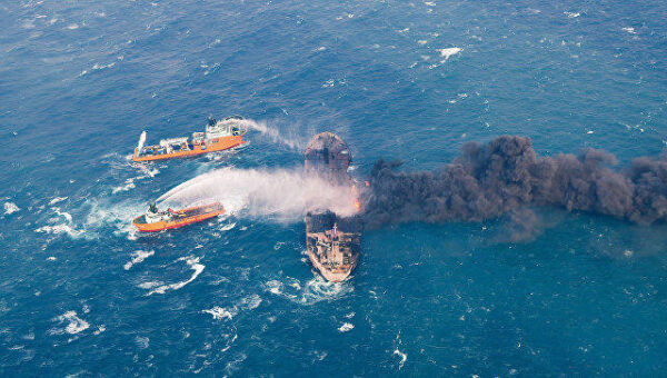 На нефтяном танкере около берегов Китая продолжаются взрывы