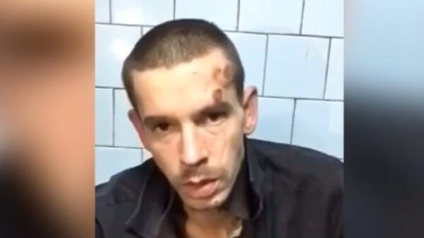 Напал на двух полицейских: в сети появилось видео допроса подозреваемого