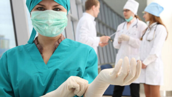 На Сахалине медсестру сократили после фотосессии с немощным больным