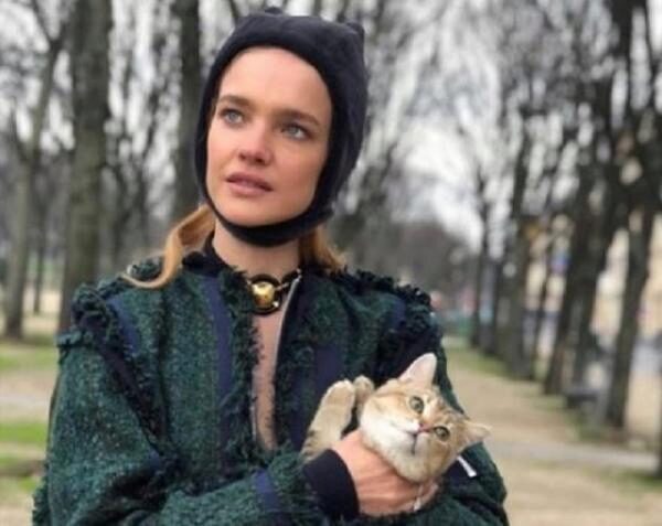 Наталья Водянова появилась на прогулке с домашним любимцем, надев необычную шапку и ретро-наряд
