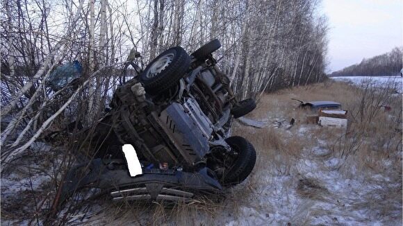 На трассе Челябинск — Курган автомобиль слетел с дороги и перевернулся: водитель погиб