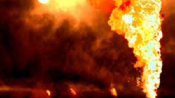 Несколько домов загорелись из-за пожара на нефтепроводе в Саратовской области