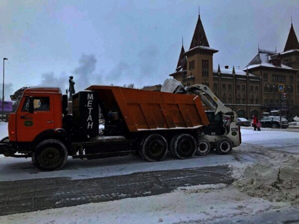 Ночью чистить Саратов от снега будут 119 машин и 38 человек