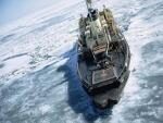 Новейший корабль ВМС США во время первого похода застрял во льдах