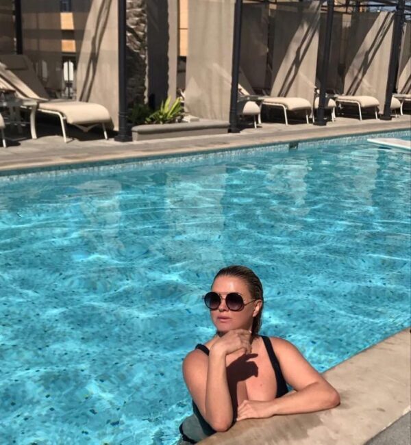 Облаченная в купальник Анна Семенович поразила поклонников соблазнительным фото из бассейна