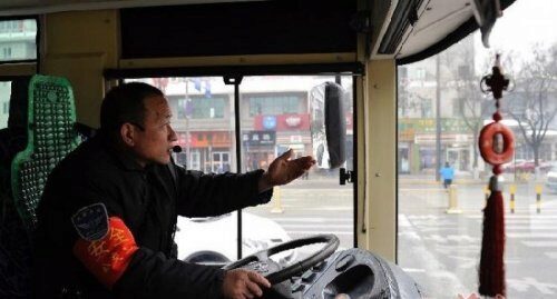 Объявление остановок прославило водителя автобуса в Китае