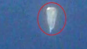 Очевидцы заметили на Аляске странный НЛО в форме презерватива
