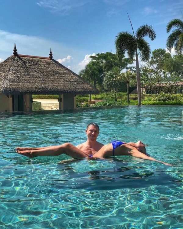 Ольга Бузова поделилась в Instagram фото из бассейна с Тимуром Батрутдиновым