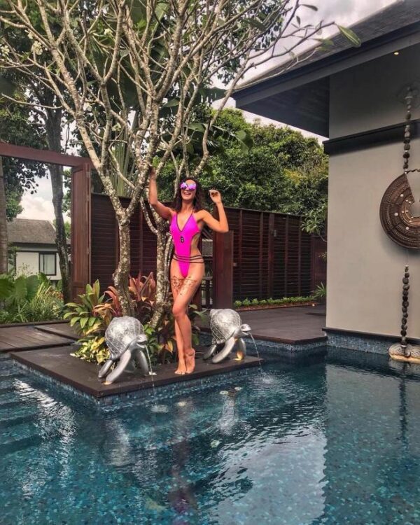 Ольга Бузова поделилась в Instagram фото в розовом купальнике