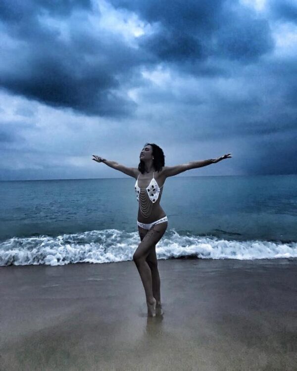 Ольга Бузова поделилась в Instagram снимком в купальнике на фоне моря