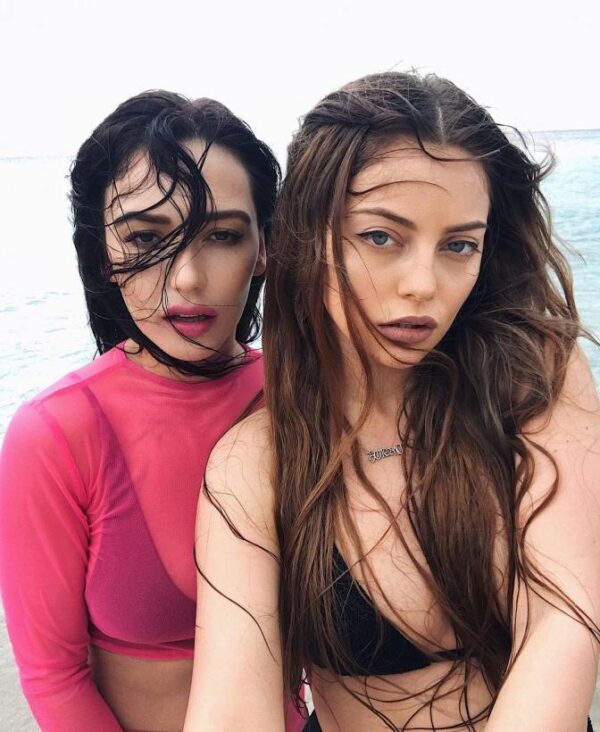 Ольга Серябкина и Катя Кищук показали в Instagram пышный бюст в купальниках
