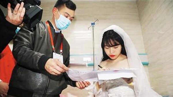 Онкобольная китаянка сыграла свадьбу сама с собой
