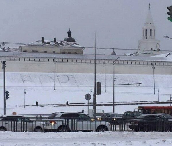 Перед приездом Путина в Казань у кремля вытоптали слово «Воры»