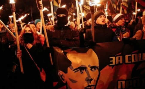 Почитатели Бандеры устроили факельный марш в центре столицы Украины