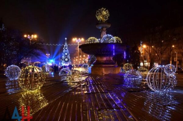 Появились фото, как жители оккупированного Донецка встречали Новый год