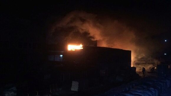 Пожар на складе с сырьем для производства пластиковой тары в Екатеринбурге потушен