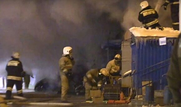 Пожар площадью 600 кв. метров на Новомосковском рынке в Екатеринбурге тушат 19 машин