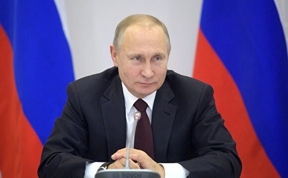 Путин был на литургии и окунулся в прорубь на Селигере