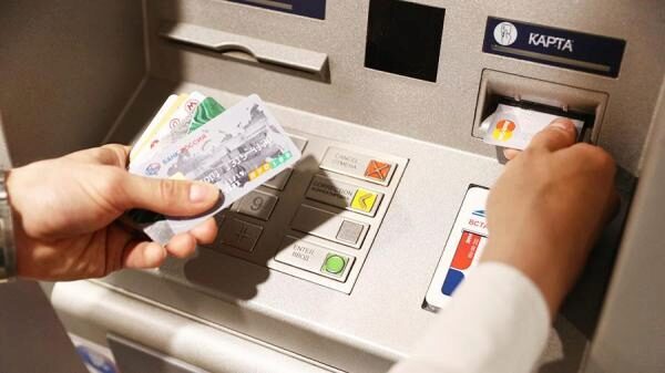 Россияне стали активнее брать кредитные карты у банков