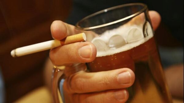 Россияне стали меньше пить и курить