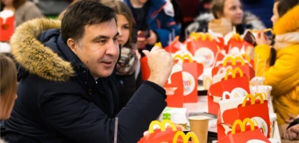 Саакашвили пригласил школьников в McDonalds