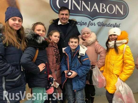 Саакашвили сводил школьников в «Макдоналдс» и получил «огромное удовольствие» (ФОТО)