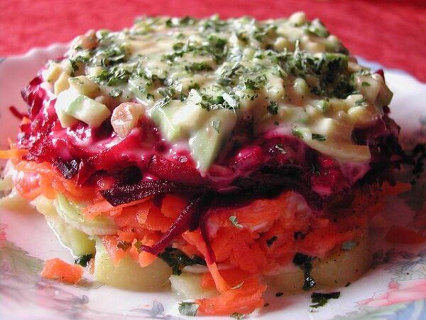 Самым популярным новогодним салатом по версии Яндекса оказалось блюдо «Селедка под шубой»