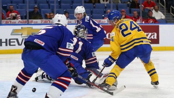Сборная Швеции одолела команду США в первом полуфинале молодежного ЧМ по хоккею