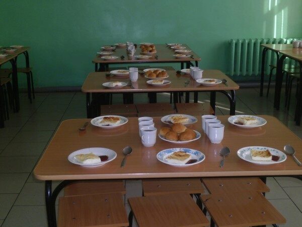 Школьные повара в Екатеринбурге накладывают еду голыми руками