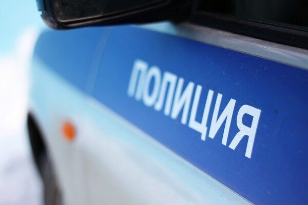 СМИ сообщили о трупе в багажнике авто, врезавшегося в остановку в центре Москвы
