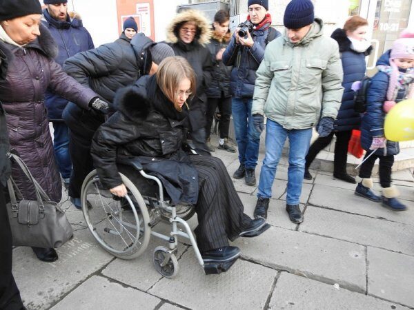 Собчак прокатилась на инвалидной коляске в Саратове