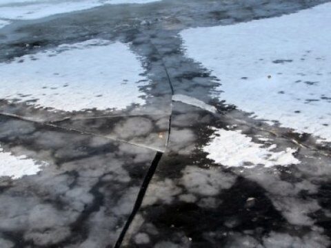 Спасатели предупреждают саратовцев об опасности тонкого льда