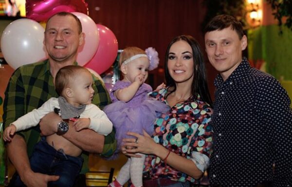 Степан Меньщиков и его жена Евгения вместе отпраздновали день рождения дочери