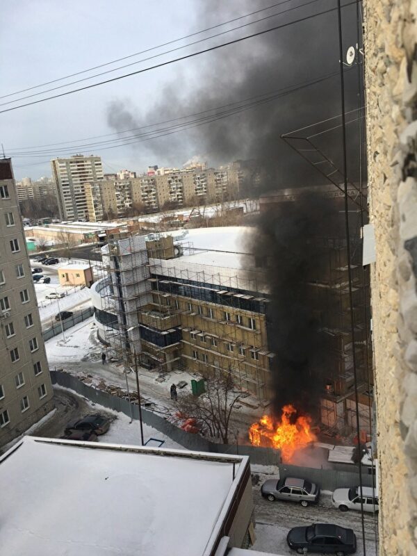 «Столб дыма видно из других районов». В Екатеринбурге — пожар около стройки ЖК «Олимп»