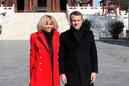 Супруга президента Франции нарядилась в цвета флага Китая