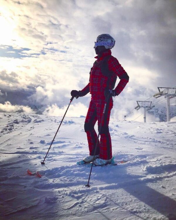 Светлана Ходченкова устроила прогулку на лыжах по заснеженным вершинам Франции