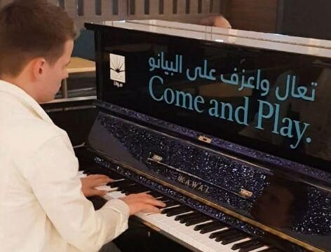 Сын певицы Валерии Арсений Шульгин шокировал публику концертом Рахманинова в ТЦ в Дубае