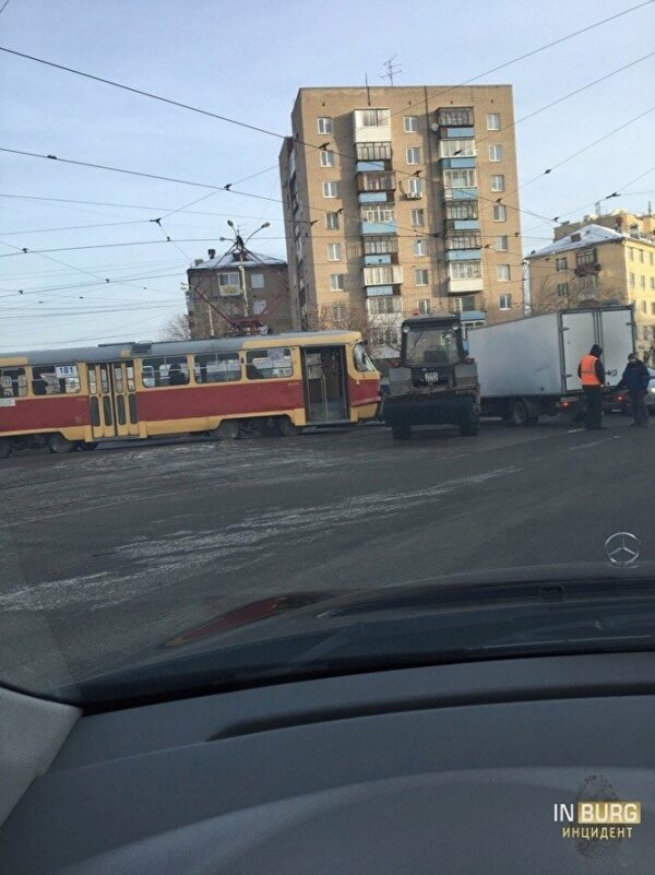 «Трактор-разрушитель». В Екатеринбурге снегоуборочная машина спровоцировала два ДТП
