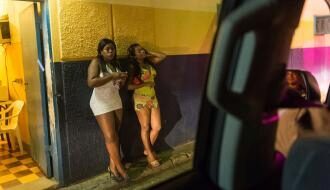 Туристическая компания предложили встретить Новый год с проститутками