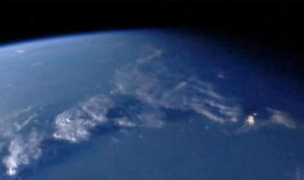 Уфологи заметили на видео NASA летающий над поверхностью Земли город