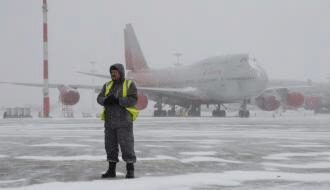 В аэропортах Москвы задержано уже почти 60 рейсов