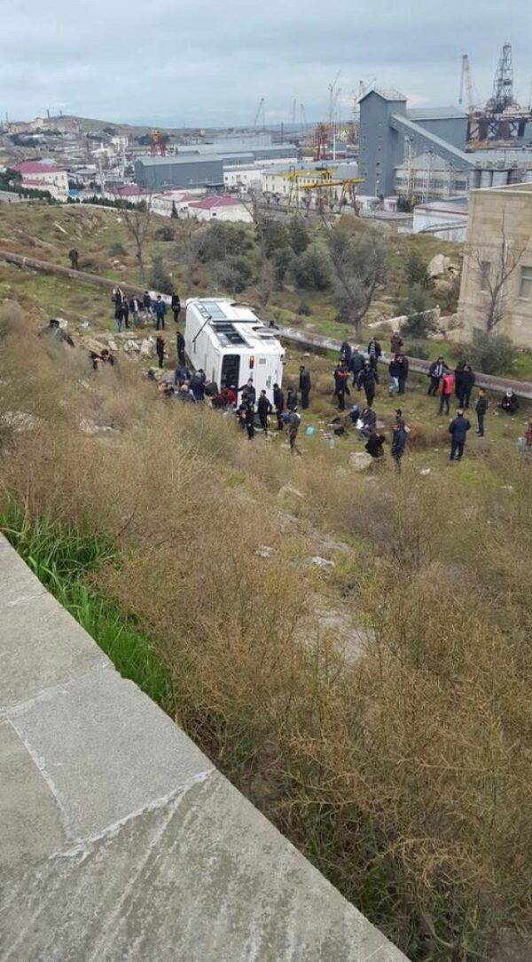 В Баку перевернулся пассажирский автобус, есть пострадавшие