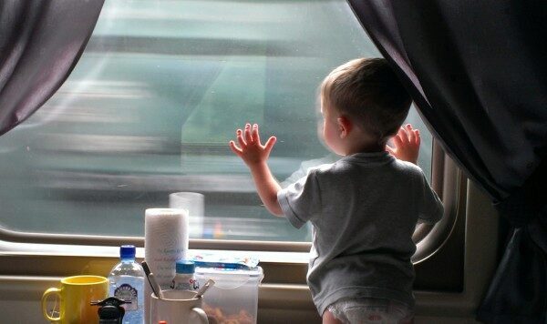 В Беларуси трое детей сбежали из детского сада и уехали на поезде