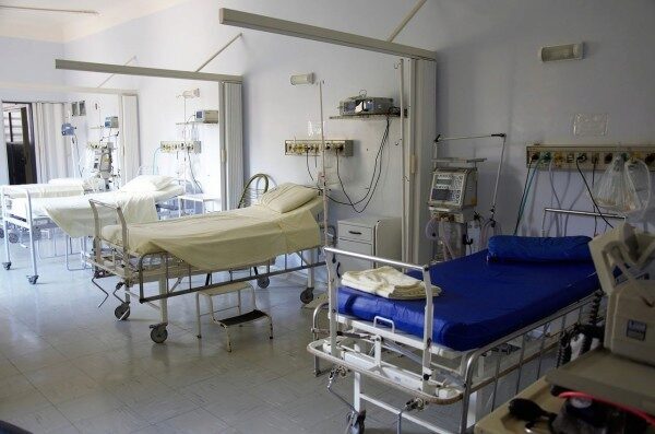 В Британии десятки пациентов умирают в коридорах больниц.