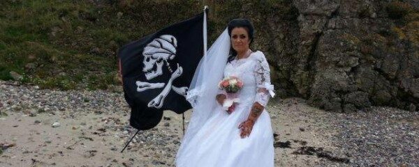 В Британии женщина вышла замуж за умершего пирата Карибского моря
