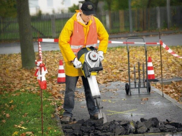 В Брянске реконструирующего улицу рабочего едва не убило током