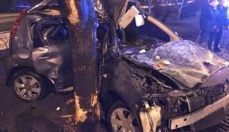 В центре Донецка машина влетела в дерево: появились жуткие фото